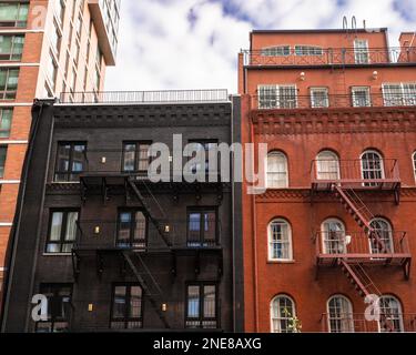 Città mattone appartamento edificio esterno con scappe fuoco Foto Stock