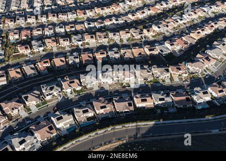 Vista aerea di moderne case suburbane con tetti solari in Los Angeles County California. Foto Stock