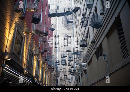 21.09.2019, Sydney, nuovo Galles del Sud, Australia - l'installazione artistica 'Forgotten Songs' in Angel Place of hanging birdcages commemora l'habitat precedente. Foto Stock