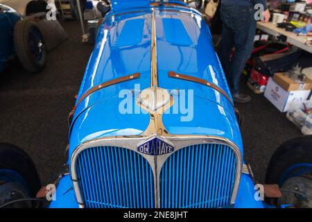 Un'auto da corsa Delahaye 1930s nel paddock in gara al Trofeo Varzi, 79th Members' Meeting, circuito automobilistico Goodwood, Chichester, Sussex, UK Foto Stock