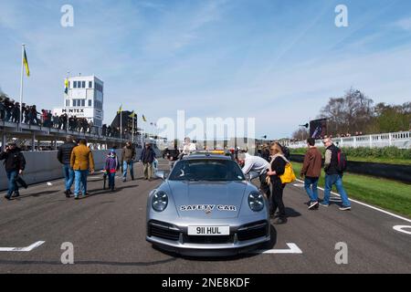 Gli spettatori che prendono parte alla Grid Walk & Porsche 911 Safety Car on the Start finirà dritto al 79th Members' Meeting, Goodwood Circuit, UK Foto Stock