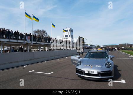 Gli spettatori che prendono parte alla Grid Walk & Porsche 911 Safety Car on the Start finirà dritto al 79th Members' Meeting, Goodwood Circuit, UK Foto Stock