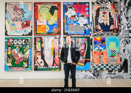 Londra, Regno Unito. 16th Feb, 2023. L'artista Patrick Millet con alcune sue opere. Saatchi Gallery presenta 'Beyond the Streets London', una mostra di graffiti e Street art con oltre 100 grandi artisti e artisti di strada, alcuni dei nomi più celebri del genere oggi. L'esposizione dura fino al 9th maggio 2023. Credit: Imageplotter/Alamy Live News Foto Stock