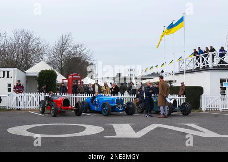 Tim Dutton 1934 Bugatti Type 51, Ross Keeling 1936 Delahaye 135 & Duncan Pittaway con il suo 1925 Bugatti Type 35, 79th Members' Meeting, Goodwood, UK Foto Stock