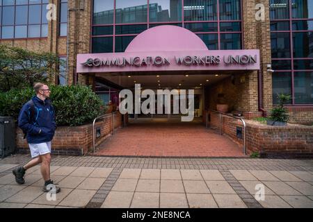 Londra, Regno Unito. 16 febbraio 2023. Un pedone passa davanti alla sede centrale della (CWU) Communication Workers Union a Wimbledon sud-ovest London.Members of Royal Mail rappresentata dalla Communication Workers Union hanno votato in modo schiacciante per continuare l'azione di sciopero in una controversia su retribuzione, posti di lavoro e condizioni di lavoro.Credit: amer Ghazzal/Alamy Live News Foto Stock