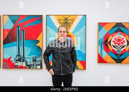 Londra, Regno Unito. 16th Feb, 2023. L'artista Shepard Fairey con alcuni suoi lavori. Saatchi Gallery presenta 'Beyond the Streets London', una mostra di graffiti e Street art con oltre 100 grandi artisti e artisti di strada, alcuni dei nomi più celebri del genere oggi. L'esposizione dura fino al 9th maggio 2023. Credit: Imageplotter/Alamy Live News Foto Stock