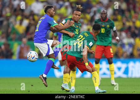 LUSAIL CITY, QATAR - 02 DICEMBRE: Rodrygo, Pierre Kunde durante la Coppa del mondo FIFA Qatar 2022 Group G match tra Camerun e Brasile al Lusail Stadium il 02 dicembre 2022 a Lusail City, Qatar. (Foto di MB Media) Foto Stock