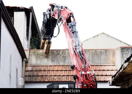 Veicolo speciale dei vigili del fuoco, durante la demolizione del bunker del boss Camorra Michele Zagaria, in via Mascagni a Casapesenna, il processo di demolizione durerà circa due settimane. Casapesenna, Italia, 16 Feb, 2023. (Foto di Vincenzo Izzo7SipaUSA) Foto Stock