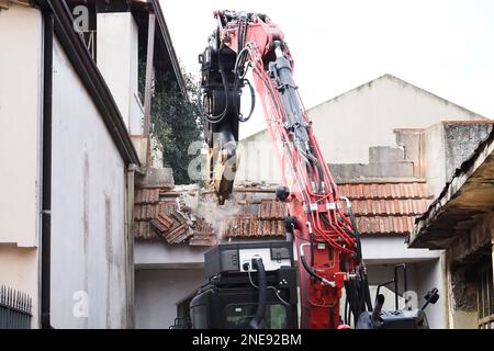 Veicolo speciale dei vigili del fuoco, durante la demolizione del bunker del boss Camorra Michele Zagaria, in via Mascagni a Casapesenna, il processo di demolizione durerà circa due settimane. Casapesenna, Italia, 16 Feb, 2023. (Foto di Vincenzo Izzo7SipaUSA) Foto Stock