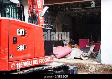 Mezzi dei pompieri durante la demolizione del bunker del boss di Camorra Michele Zagaria, in via Mascagni a Casapesenna, il processo di demolizione durerà circa due settimane. Casapesenna, Italia, 16 Feb, 2023. (Foto di Vincenzo Izzo7SipaUSA) Foto Stock