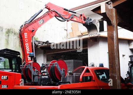 Mezzi dei pompieri durante la demolizione del bunker del boss di Camorra Michele Zagaria, in via Mascagni a Casapesenna, il processo di demolizione durerà circa due settimane. Casapesenna, Italia, 16 Feb, 2023. (Foto di Vincenzo Izzo7SipaUSA) Foto Stock