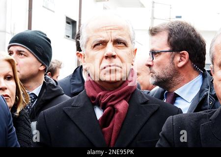 Casapesenna, Italia. 16th Feb, 2023. Matteo Piantedosi Ministro dell'interno, durante la demolizione del bunker del boss di Camorra Michele Zagaria, in via Mascagni a Casapesenna, il processo di demolizione durerà circa due settimane. Casapesenna, Italia, 16 Feb, 2023. (Foto di Vincenzo Izzo7SipaUSA) Credit: Sipa USA/Alamy Live News Foto Stock