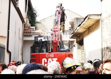 Casapesenna, Italia. 16th Feb, 2023. Veicolo speciale dei vigili del fuoco, durante la demolizione del bunker del boss Camorra Michele Zagaria, in via Mascagni a Casapesenna, il processo di demolizione durerà circa due settimane. Casapesenna, Italia, 16 Feb, 2023. (Foto di Vincenzo Izzo7SipaUSA) Credit: Sipa USA/Alamy Live News Foto Stock