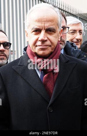 Casapesenna, Italia. 16th Feb, 2023. Matteo Piantedosi Ministro dell'interno, durante la demolizione del bunker del boss di Camorra Michele Zagaria, in via Mascagni a Casapesenna, il processo di demolizione durerà circa due settimane. Casapesenna, Italia, 16 Feb, 2023. (Foto di Vincenzo Izzo7SipaUSA) Credit: Sipa USA/Alamy Live News Foto Stock