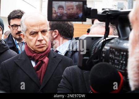 Casapesenna, Italia. 16th Feb, 2023. Matteo Piantedosi Ministro dell'interno, durante la demolizione del bunker del boss di Camorra Michele Zagaria, in via Mascagni a Casapesenna, il processo di demolizione durerà circa due settimane. Casapesenna, Italia, 16 Feb, 2023. (Foto di Vincenzo Izzo7SipaUSA) Credit: Sipa USA/Alamy Live News Foto Stock