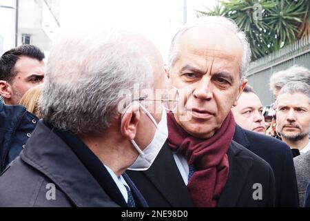 Casapesenna, Italia. 16th Feb, 2023. Matteo Piantedosi Ministro dell'interno, durante la demolizione del bunker del boss di Camorra Michele Zagaria, in via Mascagni a Casapesenna, il processo di demolizione durerà circa due settimane. Casapesenna, Italia, 16 Feb, 2023. (Foto di Vincenzo Izzo7SipaUSA) Credit: Sipa USA/Alamy Live News Foto Stock