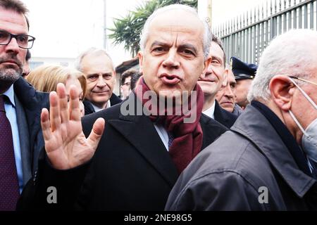 Casapesenna, Italia. 16th Feb, 2023. Matteo Piantedosi Ministro dell'interno, durante la demolizione del bunker del boss di Camorra Michele Zagaria, in via Mascagni a Casapesenna, il processo di demolizione durerà circa due settimane. Casapesenna, Italia, 16 Feb, 2023. (Foto di Vincenzo Izzo7SipaUSA) Credit: Sipa USA/Alamy Live News Foto Stock