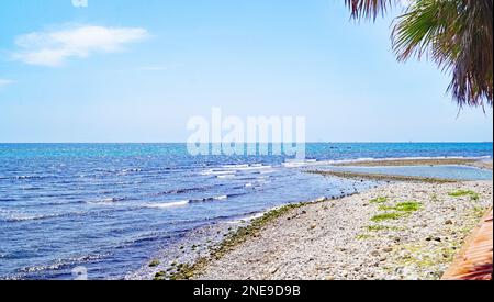 Spiaggia di Sitges con foce del fiume a Barcellona, Catalunya, Spagna, Europa Foto Stock