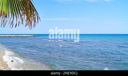 Spiaggia di Sitges con foce del fiume a Barcellona, Catalunya, Spagna, Europa Foto Stock