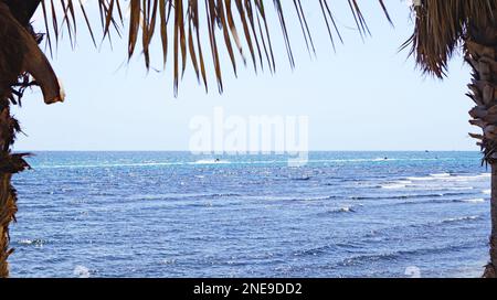 Spiaggia di Sitges con foce del fiume a Barcellona, Catalunya, Spagna, Europa Foto Stock