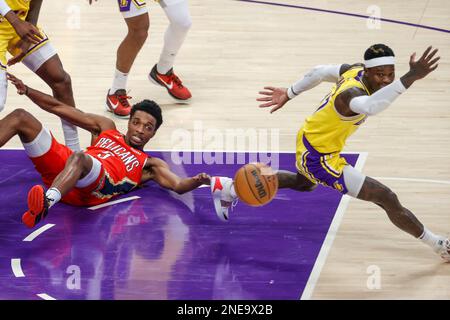 Los Angeles, Stati Uniti. 15th Feb, 2023. I Pelicani di New Orleans, Herbert Jones (L) e la guardia dei Los Angeles Lakers Dennis Schroder (R), guardano la palla durante una partita di basket NBA a Los Angeles. Credit: SOPA Images Limited/Alamy Live News Foto Stock