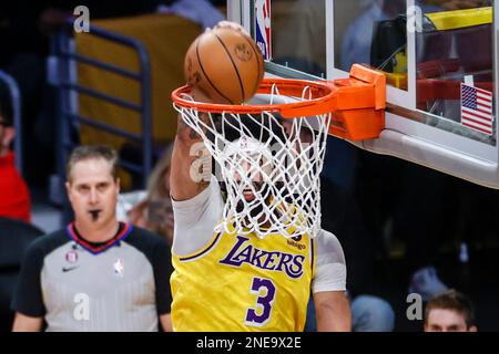 Los Angeles, Stati Uniti. 15th Feb, 2023. I Lakers di Los Angeles avanzano Anthony Davis dunks contro i Pelicans di New Orleans durante una partita di pallacanestro di NBA, a Los Angeles. Credit: SOPA Images Limited/Alamy Live News Foto Stock