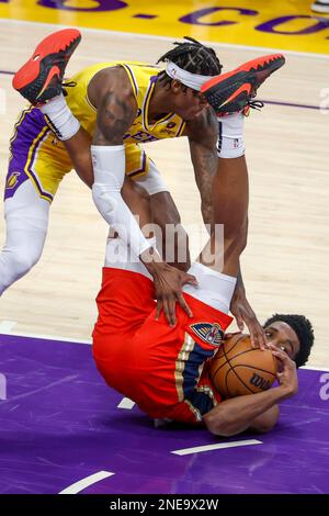 Los Angeles, Stati Uniti. 15th Feb, 2023. I Pelicani di New Orleans hanno in avanti Herbert Jones (in basso) e Los Angeles Lakers in avanti Jarred Vanderbilt (in alto) combattono per la palla durante una partita di basket NBA a Los Angeles. Credit: SOPA Images Limited/Alamy Live News Foto Stock