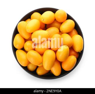 Kumquat freschi maturi in ciotola su sfondo bianco, vista dall'alto Foto Stock