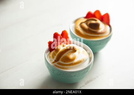 Meringa al forno con fragole e uova. Foto Stock