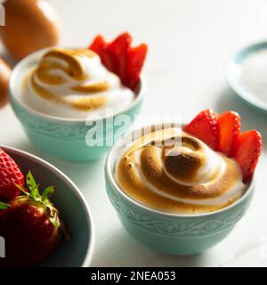 Meringa al forno con fragole e uova. Foto Stock