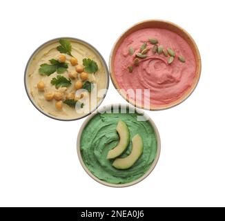 Diversi tipi di hummus gustoso in ciotole su sfondo bianco, vista dall'alto Foto Stock