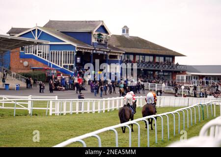 Corridori e cavalieri (voce di calma e jockey Tom Bellamy e Tune the Chello e jockey Theo Gillard) nella visita racingtv.com Mares 'handicap Chase al leicester racecourse, Oadby. Data immagine: Giovedì 16 febbraio 2023. Foto Stock