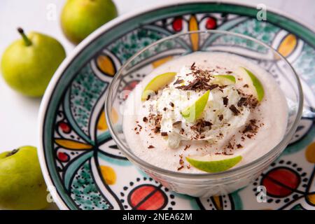 La mousse di mele è un dessert di origine francese, la cui base è albume montato fino a rigidità, o panna montata al latte, che gli conferiscono una consistenza spugnosa. Foto Stock