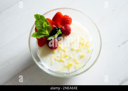 La mousse di limone è un dessert di origine francese, la cui base è albume montato fino a rigidità, o panna montata al latte, che gli conferiscono una consistenza spugnosa. Foto Stock