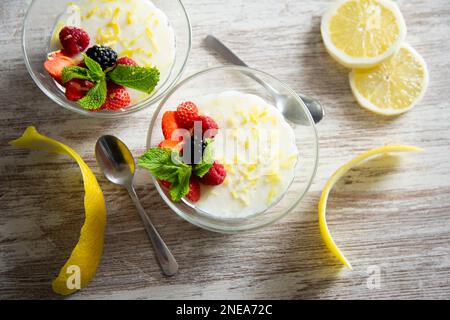 La mousse di limone è un dessert di origine francese, la cui base è albume montato fino a rigidità, o panna montata al latte, che gli conferiscono una consistenza spugnosa. Foto Stock