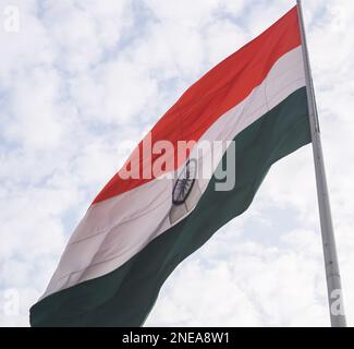 Bandiera dell'India che vola in alto a Connaught Place con orgoglio nel cielo blu, bandiera dell'India che sbatte, bandiera indiana il giorno dell'indipendenza e il giorno della Repubblica dell'India, ti Foto Stock