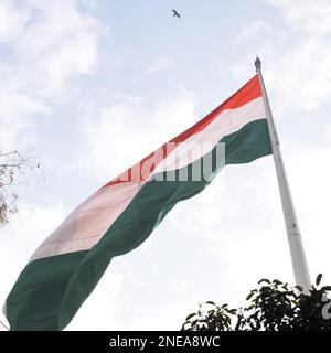 Bandiera dell'India che vola in alto a Connaught Place con orgoglio nel cielo blu, bandiera dell'India che sbatte, bandiera indiana il giorno dell'indipendenza e il giorno della Repubblica dell'India, ti Foto Stock