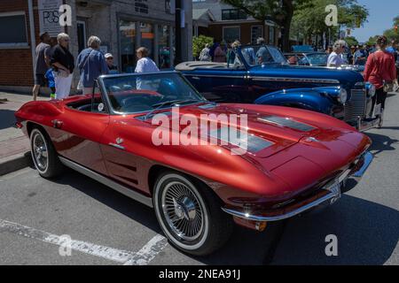 Burlington, ON, Canada 9 luglio 2022: Red Chevrolet Corvette (C2) al Burlington Car Show. Primo Car Show dopo il COVID19° freno. Foto Stock