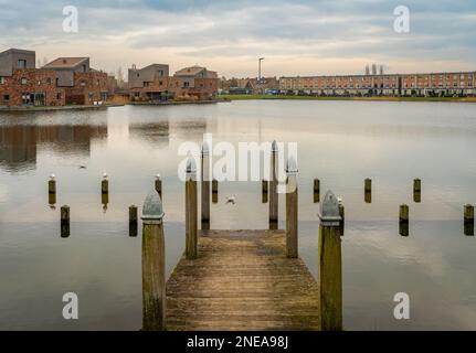 Moderno quartiere residenziale sul lago Oosterlaakplas a Houten, provincia di Utrecht, Paesi Bassi Foto Stock