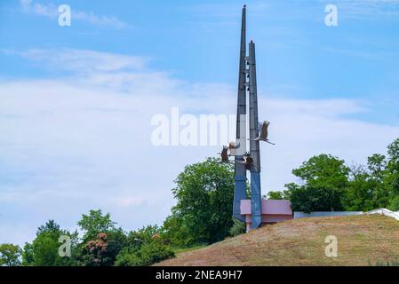 SAMBEK HEIGHTS, REGIONE DI ROSTOV, RUSSIA-05 LUGLIO 2015:: Museo delle alture di Sambek. Gru delle alture di Sambek. Monumento ai soldati caduti del Seco Foto Stock