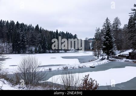 Ebnisee congelata e parzialmente innevata in inverno Foto Stock