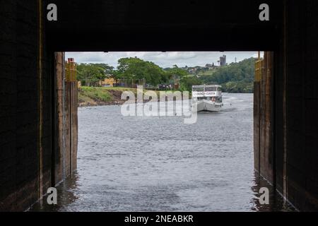 14 gennaio 2023. Barra Bonita - Brasile: Tour in barca con i turisti in navigazione verso la serratura barra Bonita, utilizzato per colmare le lacune tra la tomaia e lowe Foto Stock