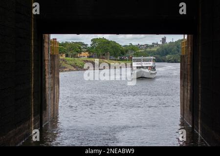 14 gennaio 2023. Barra Bonita - Brasile: Tour in barca con i turisti in navigazione verso la serratura barra Bonita, utilizzato per colmare le lacune tra la tomaia e lowe Foto Stock