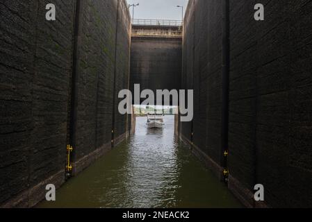 14 gennaio 2023. Barra Bonita - Brasile: Tour in barca con i turisti in navigazione verso la serratura barra Bonita, utilizzato per colmare le lacune tra la tomaia e lowe Foto Stock