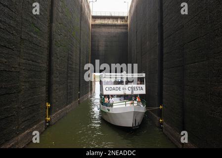 14 gennaio 2023. Barra Bonita - Brasile: Tour in barca con i turisti in navigazione verso la serratura barra Bonita, utilizzato per colmare le lacune tra la tomaia e lowe Foto Stock