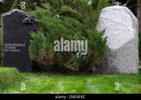 REGIONE DI ROSTOV, RUSSIA 20 APRILE 2022: Foto delle tombe dei Sholokhovs.Monumento al defunto. Monumenti circondati da erba e fiori. Foto Stock