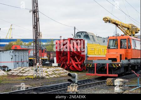 MURMANSK, RUSSIA - 17 SETTEMBRE 2021: Vista di fresatura-rotante elettrico snowarow.Snowarow treno su binari ferroviari. Foto Stock