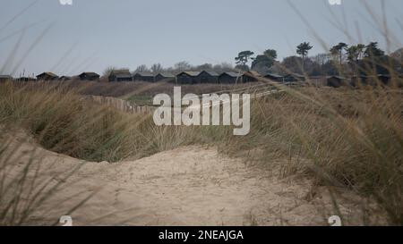 Capanne nere a Walberswick, Suffolk. Grigio, giorno di Moody. Inverno, febbraio. Foto Stock