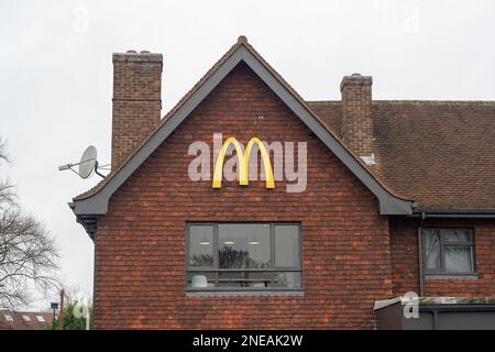 Slough, Berkshire, Regno Unito. 16th febbraio, 2023. McDonald's Drive Thru a Chalvey, Slough, Berkshire. Il gigante del fast food McDonalds ha annunciato aumenti di prezzo su quattro dei loro prodotti alimentari e una bevanda a causa dell'aumento dei costi di cibo ed energia. L'aumento più alto è sul loro pollo Mayo che sta passando da 99p a £1,19 che è un aumento percentuale del 20%. Credit: Maureen McLean/Alamy Live News Foto Stock