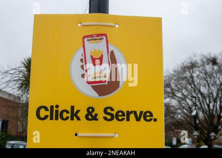 Slough, Berkshire, Regno Unito. 16th febbraio, 2023. McDonald's Drive Thru a Chalvey, Slough, Berkshire. Il gigante del fast food McDonalds ha annunciato aumenti di prezzo su quattro dei loro prodotti alimentari e una bevanda a causa dell'aumento dei costi di cibo ed energia. L'aumento più alto è sul loro pollo Mayo che sta passando da 99p a £1,19 che è un aumento percentuale del 20%. Credit: Maureen McLean/Alamy Live News Foto Stock